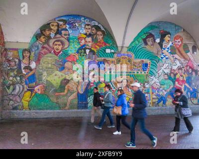 Italia, Bologna - murale nella zona universitaria dal movimento studentesco del 1977, ispirato al muralista messicano Diego Rivera. Foto Stock