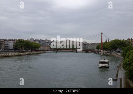 Lione con vista sul Saone fino alla città nuova in primavera piovosa Foto Stock