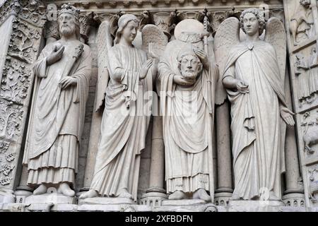 Figure di santi, dettaglio del portale d'ingresso gotico della Cattedrale di Notre Dame de Paris, Parigi, Francia, Europa, dettagliate incisioni in pietra sul Foto Stock