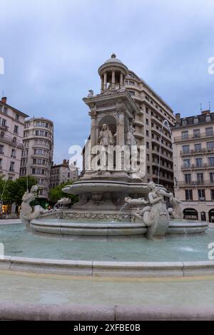 Lione si affaccia su Place de Jacobins con fontana in primavera Foto Stock