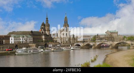 Centro storico con vista dall'Elba con la Cattedrale della Santissima Trinità, il Semperoper e il ponte Carola, Dresda, Sassonia, Germania Foto Stock