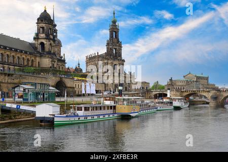 Centro storico con vista dall'Elba con la Cattedrale della Santissima Trinità, il Semperoper e il ponte Carola, Dresda, Sassonia, Germania Foto Stock