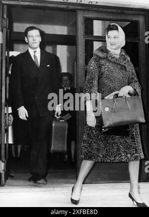 Anni' 60 Londra Archivio storico Olycom/LaPresse Alexandra di Kent, coniugata Ogilvy (nome completo Alexandra Helen Elizabeth Olga Christabel; Londra, 25 dicembre 1936), è una principessa britannica, in 57ª posizione nella linea di successione al trono. Nella foto: Alexandra di Kent e il marito Lord Ogilvy nella foto: Alexandra di Kent e marito Lord Ogilvy ￼ crediti: LaPresse/Alamy Live News Foto Stock