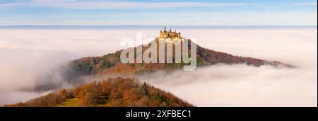 Castello di Hohenzollern nella nebbia, vicino a Hechingen, Zollernalbkreis, Svevia Alb, Baden-Wuerttemberg, Germania Foto Stock