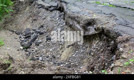 Una piccola strada vicino alla città di Trossingen, che è stata minata e lavata via da forti piogge. Foto Stock