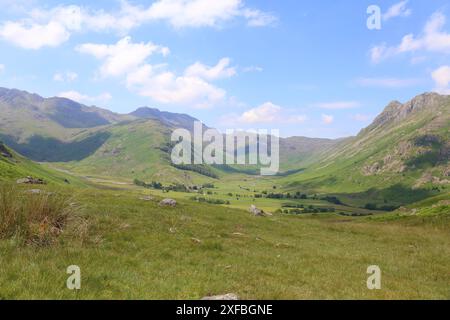 Spettacolare vista panoramica della Upper Langdale Valley nel Parco Nazionale del Lake District inglese. Paesaggio mozzafiato. Foto Stock