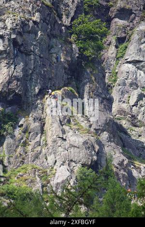 Scalatori sulla famosa Raven Crag. Foto Stock