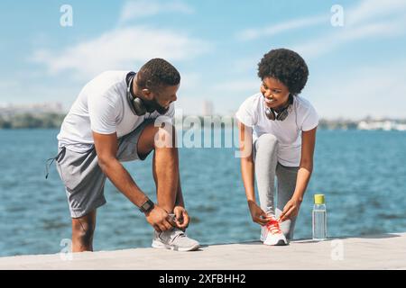 Afro paio di scarpe di allacciatura preparando per Morning jog al di fuori Foto Stock