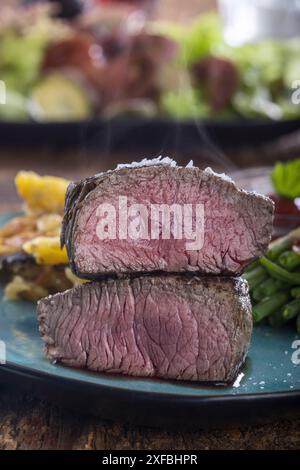 Bistecca con fagioli e patate gratinate Foto Stock