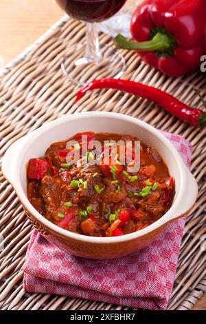 Goulash ungherese in una ciotola Foto Stock