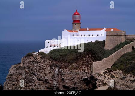 Faro Farol do Cabo de Sao Vicente, Capo St. Vincent, Sagres, costa ripida, Oceano Atlantico, Algarve, Portogallo Foto Stock