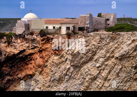 Fortaleza de Belixe, ufficialmente forte de Santo Antonio de Belixe, anche forte do Beliche, dietro il faro Farol do Cabo de Sao Vicente, Capo di Foto Stock