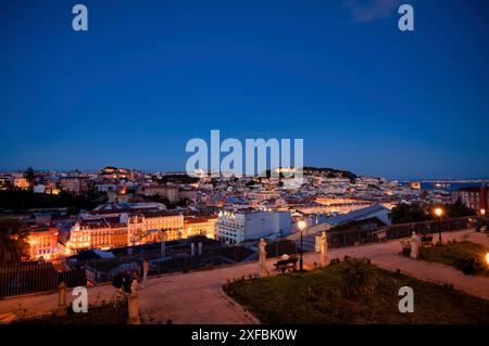 Ripresa notturna, vista dal Miradouro de Sao Pedro de Alcantara punto panoramico a Castelo de Sao Jorge, vista sulla città, Lisbona, atmosfera serale, crepuscolo, blu Foto Stock