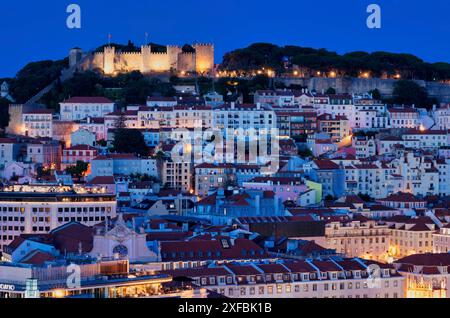 Ripresa notturna, vista dal Miradouro de Sao Pedro de Alcantara punto panoramico a Castelo de Sao Jorge, vista sulla città, Lisbona, atmosfera serale, crepuscolo, blu Foto Stock