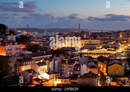 Vista dal punto panoramico Miradouro da Graca, anche Sophia de Mello Breyner Andresen, vista della città, città vecchia, ponte 25 de Abril, fiume Tejo, Lisbona Foto Stock