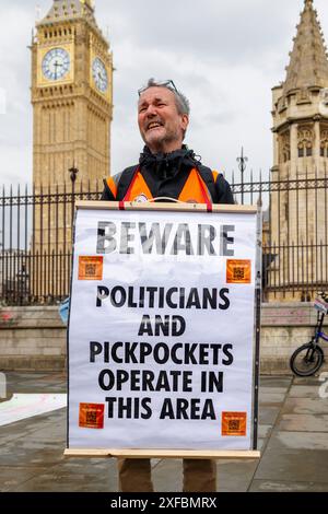 23 aprile 2023, protesta "The Big One". Home Office, Marsham St., Westminster, Regno Unito. XR e i suoi partner marciarono verso l'Home Office e consegnarono migliaia di origami "piccole barche", con messaggi al Ministro degli interni Suella Braverman. 3° giorno della protesta ecologica e climatica "The Big One" di 200 gruppi guidati da Extinction Rebellion con lo slogan "Unite to Survive". Circa 60.000 persone hanno preso parte alle marce e agli eventi legali nell'arco di quattro giorni. I gruppi partner includevano Keep Britain Tidy, Friends of the Earth e Avaaz. I "People's Pickets" si sono svolti fuori dai 15 dipartimenti di Govt venerdì e lunedì. Foto Stock