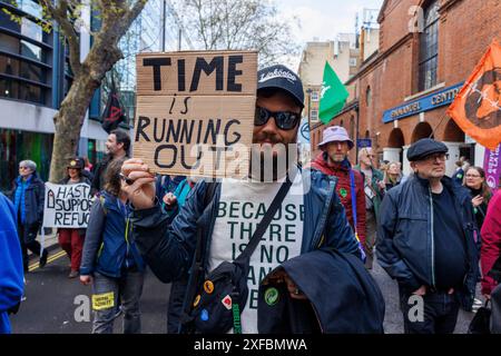 23 aprile 2023, protesta "The Big One". Home Office, Marsham St., Westminster, Regno Unito. XR e i suoi partner marciarono verso l'Home Office e consegnarono migliaia di origami "piccole barche", con messaggi al Ministro degli interni Suella Braverman. 3° giorno della protesta ecologica e climatica "The Big One" di 200 gruppi guidati da Extinction Rebellion con lo slogan "Unite to Survive". Circa 60.000 persone hanno preso parte alle marce e agli eventi legali nell'arco di quattro giorni. I gruppi partner includevano Keep Britain Tidy, Friends of the Earth e Avaaz. I "People's Pickets" si sono svolti fuori dai 15 dipartimenti di Govt venerdì e lunedì. A. Foto Stock