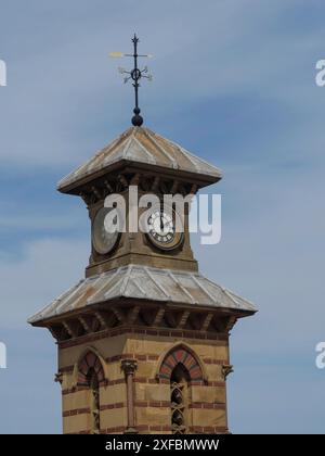 Una torre dell'orologio con una paletta meteorologica contro un cielo blu mostra un'atmosfera storica e architettonica, tynemouth, inghilterra, Gran Bretagna Foto Stock