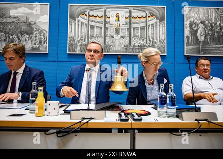 Alice Weidel und Thino Chrupalla AfD geben ein Pressestatement vor der Fraktionssitzung im Bundestag 2. Juli 2024. Dichiarazione AFD vor der Fraktionssitzung *** Alice Weidel e Thino Chrupalla AfD rilasciano una dichiarazione stampa prima della riunione del gruppo parlamentare al Bundestag del 2 luglio 2024 dichiarazione AfD prima della riunione del gruppo parlamentare Foto Stock