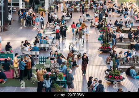 Londra, Regno Unito - 28 giugno 2024: Una scena vivace al Barbican Centre di Londra. Persone di tutte le età si divertono all'aria aperta Foto Stock