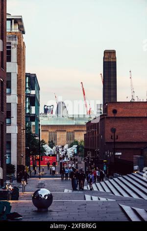 Londra, Regno Unito - 28 giugno 2024: Persone che passeggiano sul Millennium Bridge verso la Tate Modern a Londra, Regno Unito Foto Stock