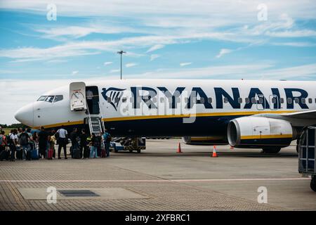 Londra Stansted, Regno Unito - 29 giugno 2024: Passeggeri a bordo dell'aereo Ryanair all'aeroporto di Londra Stansted Foto Stock