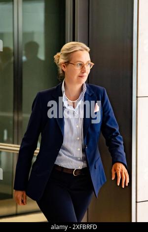 Alice Weidel AfD kommt zu einem Pressestatement vor der Fraktionssitzung im Bundestag AM 2. Juli 2024. Dichiarazione AFD vor der Fraktionssitzung *** Alice Weidel AfD arriva per una dichiarazione stampa prima della riunione del gruppo parlamentare al Bundestag del 2 luglio 2024 dichiarazione AfD prima della riunione del gruppo parlamentare Foto Stock