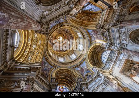 Interno della seicentesca chiesa barocca di Sant'Agnese in Agone, che si affaccia sulla cupola. Piazza Navona, Roma, Italia Foto Stock