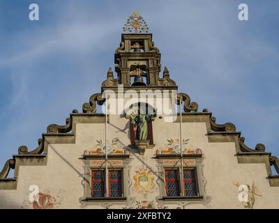 Campanile decorato di un edificio storico con statue ed elementi decorativi di fronte a un cielo blu, lindau, baviera, germania Foto Stock