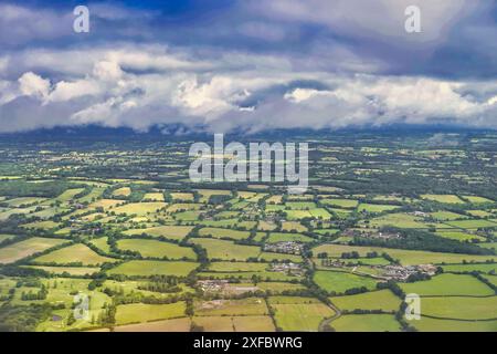 Englands Ògreen e Pleasant landÓ - formazioni di nuvole sopra i campi e i villaggi di EnglandÕs meridionali sparati da un aereo di linea commerciale in rotta per Londra Foto Stock