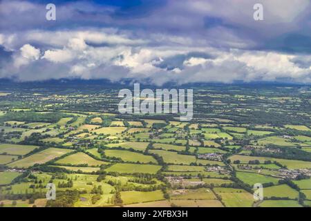 Englands Ògreen e Pleasant landÓ - formazioni di nuvole sopra i campi e i villaggi di EnglandÕs meridionali sparati da un aereo di linea commerciale in rotta per Londra Foto Stock