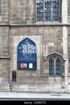 Chiesa cristiana di tutti i doni (Santi) presso la Torre (di Londra), fondata nel 675 d.C., e la chiesa più antica di Londra, in Inghilterra. Foto Stock