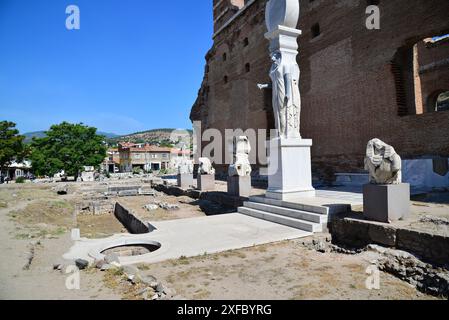 Situato a Bergama, Smirne, Turchia, il cortile Rosso fu costruito dai Romani nel II secolo. Foto Stock