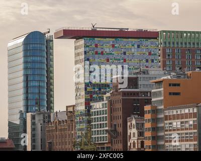 Vari alti e moderni edifici con facciate colorate e strutture in vetro sotto un cielo nuvoloso, Duesseldorf, Renania settentrionale-Vestfalia, Germania Foto Stock