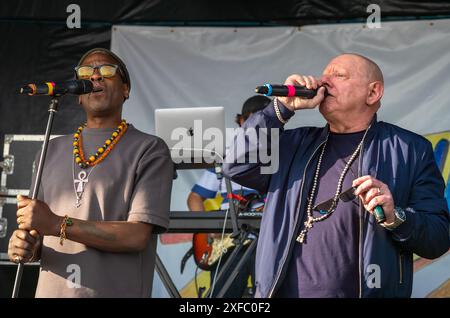 Guildford / UK - giugno 29 2024: L'ex cantante degli Happy Mondays Shaun Ryder si esibisce al fianco di Paul 'Kermit' Leveridge e della sua band Black Grape al Guilfest musi Foto Stock