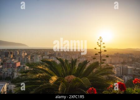 Albania - Valona - paesaggio urbano visto dalla collina Kuzum Baba. Foto Stock