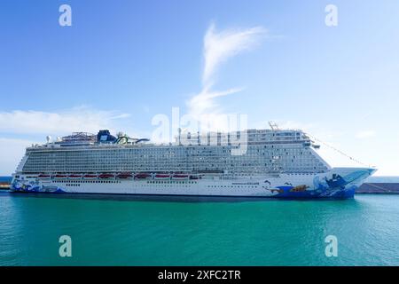 Civitavecchia, Italia - 22 maggio 2024: Nave da crociera norvegese Norwegian Escape attraccata al porto delle navi da crociera Palma de Mallorca, Spagna Foto Stock