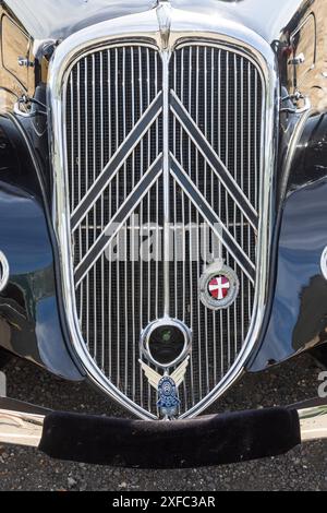 Citroën Traction Avant, griglia motore, allo Shuttleworth Festival of Flight, giugno 2024 Foto Stock