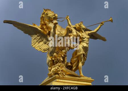 Colonna con il gruppo di figure fama of War sul Pont Alexandre III ponte sulla Senna, Parigi, Francia Foto Stock