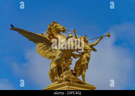 Colonna con il gruppo di figure fama of War sul Pont Alexandre III ponte sulla Senna, Parigi, Francia Foto Stock