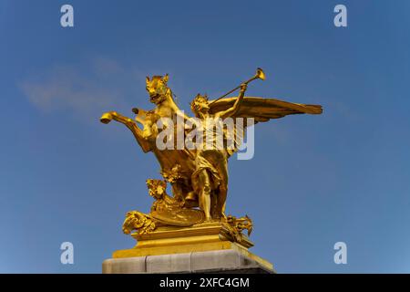 Colonna con il gruppo di figure fama of War sul Pont Alexandre III ponte sulla Senna, Parigi, Francia Foto Stock