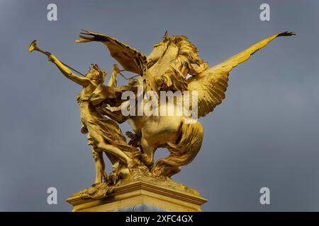 Colonna con il gruppo di figure fama of War sul Pont Alexandre III ponte sulla Senna, Parigi, Francia Foto Stock