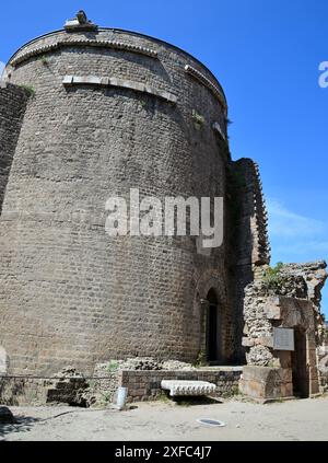 Situato a Bergama, Smirne, Turchia, il cortile Rosso fu costruito dai Romani nel II secolo. Foto Stock