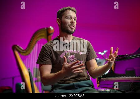 Londra, Regno Unito. 2 luglio 2024. Prove del «Classical Drag» presso la sede di Outernet. Nella foto: Oliver Zeffman. Questo primo spettacolo del suo genere, presentato da Classical Pride il 3-7 luglio, fonde il mondo della musica classica con l'opera Drag Queens and Kings. L'orchestra è composta dai migliori musicisti LGBTQ+ di Londra diretti dal direttore Aristic e fondatore dei festival Oliver Zeffman. Crediti: Guy Corbishley/Alamy Live News Foto Stock