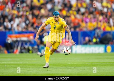 Monaco, Germania. 2 luglio 2024. Andrei Ratiu (2) di Romania visto durante il turno di UEFA Euro 2024 del 16 incontro tra Romania e Paesi Bassi all'Allianz Arena di Monaco. Credito: Gonzales Photo/Alamy Live News Foto Stock