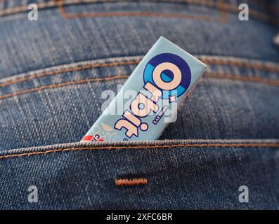 Tambov, Federazione Russa - 20 dicembre 2023 confezione blu di gomme da masticare Orbit in una tasca posteriore di jeans. Foto Stock