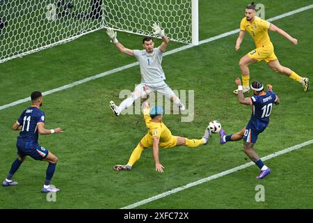 Monaco, Germania. 2 luglio 2024. Calcio, UEFA Euro 2024, Campionato europeo, Romania - Paesi Bassi, finale, round of 16, Munich Football Arena, Andrei Ratiu rumeno (2L) blocca il pallone da Memphis Depay dei Paesi Bassi (2vr), il portiere della Romania Florin Nita (M/Back) e i romeni Radu Dragusin e Cody Gakpo dei Paesi Bassi si trovano accanto ad esso. Crediti: Peter Kneffel/dpa/Alamy Live News Foto Stock