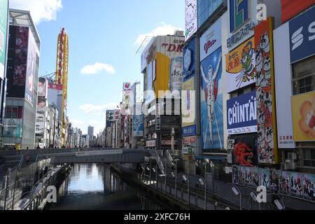 Vista del canale a Dotonbori, una delle principali aree turistiche e della vita notturna di Osaka, Osaka - Giappone Foto Stock