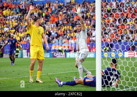 Monaco, Germania. 2 luglio 2024. Calcio, UEFA Euro 2024, Campionato europeo, Romania - Paesi Bassi, finale, turno di 16, Monaco Football Arena, il portiere della Romania Florin Nita (M) e Radu Dragusin (l) rivendicano il fuorigioco da Cody Gakpo (r) dei Paesi Bassi. Crediti: Daniel Karmann/dpa/Alamy Live News Foto Stock