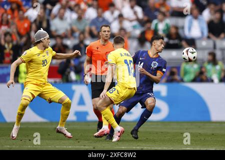 MONACO DI BAVIERA - (l-r) Ianis Hagi della Romania, Razvan Marin della Romania, Tijjani Reijnders dell'Olanda durante il turno di UEFA EURO 2024 del 16 incontro tra Romania e Paesi Bassi al Munich Football Arena il 2 luglio 2024 a Monaco di Baviera, Germania. ANP MAURICE VAN STEEN Foto Stock